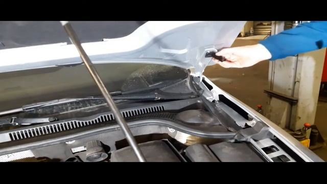 Установка газового упора амортизатора капота Volkswagen Jetta 6 смотреть онлайн