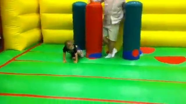 Isaac at Jumpin' Beans смотреть онлайн