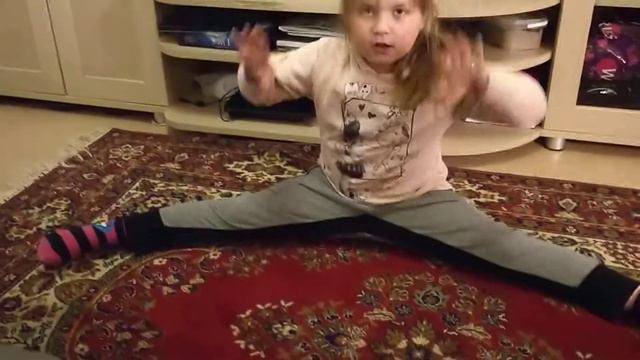 Даша показывает как правильно отжиматься. смотреть онлайн