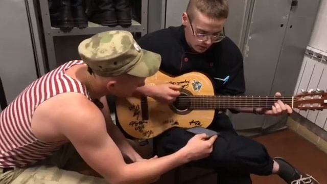 На гитаре Честный-молодая кровь смотреть онлайн