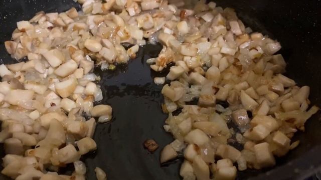 Шампиньоны фаршированные курицей и сыром. Очень вкусно. #шампиньоны#куриная грудка#сыр#рецепт # смотреть онлайн