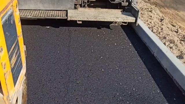 асфальт... укладка асфальта с асфальтоукладчиком!!! смотреть онлайн