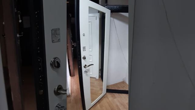 Дверь входная в Хрущёвку. Узкая. 780×2000мм с зеркалом смотреть онлайн