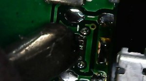 Быстрый ремонт китайской блютуз колонки. Замена разъема питания.