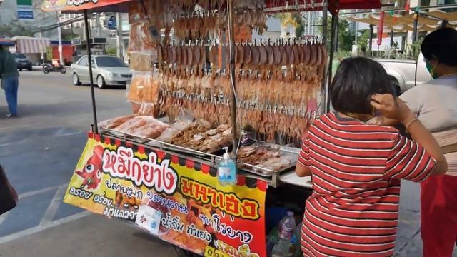 Вяленые кальмары на гриле. Уличная еда Таиланда | Паттайя, Jomtien Beach смотреть онлайн