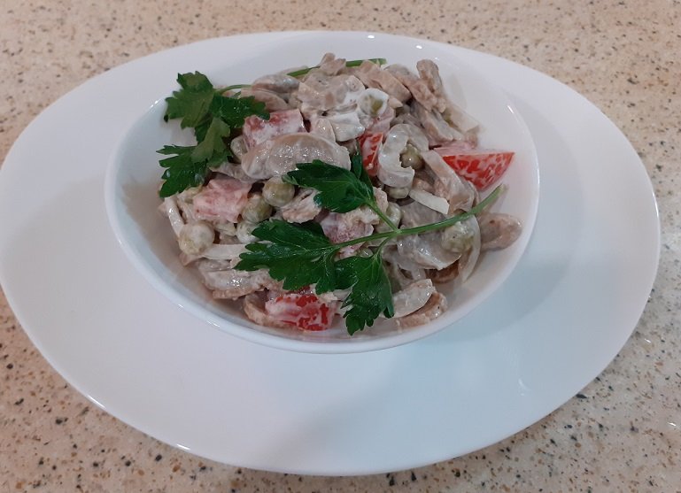 Салат с грибами шампиньонами.