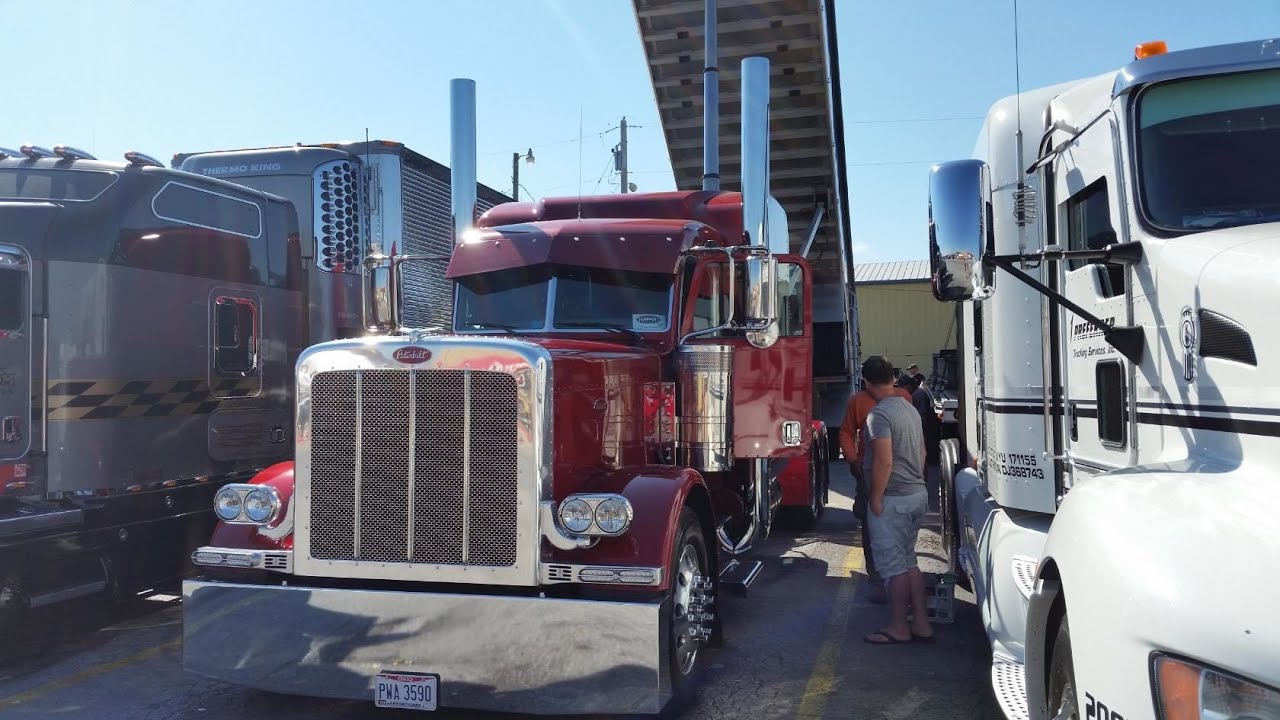 США. Осмотр 2015 Peterbilt 389.
