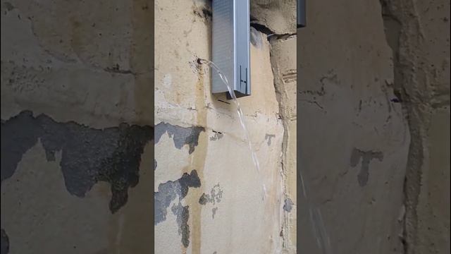 Сверление отверстия в бетонной плите, перфоратором. Ручеёк выходит из плиты. смотреть онлайн