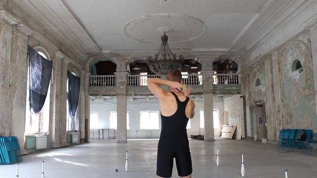 #01. Жонглирование 3 мячами. Каскад. (видео уроки по жонглированию от ПГ) смотреть онлайн
