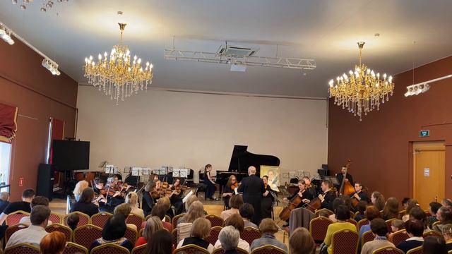 И.С.Бах концерт для клавира с оркестром g-moll исполняет Ирина Устинова 9лет смотреть онлайн