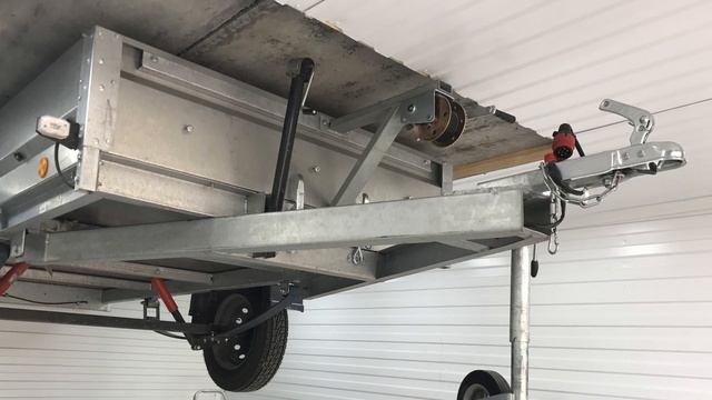 Подъем прицепа на потолок в гараже | Хранение прицепа и вещей на потолке смотреть онлайн