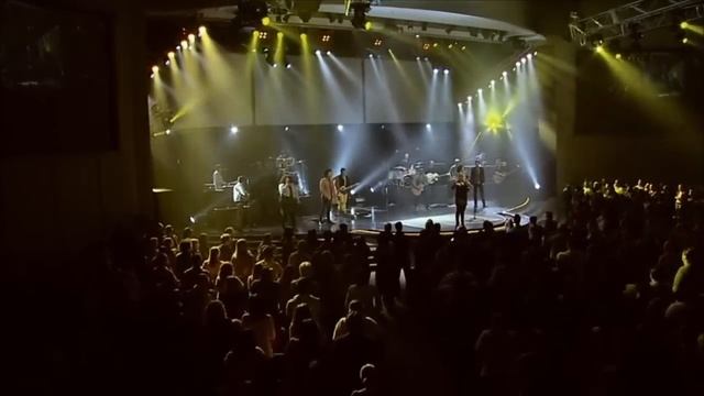God is fighting for us, pushing back the darkness - Darlene Zschech смотреть онлайн