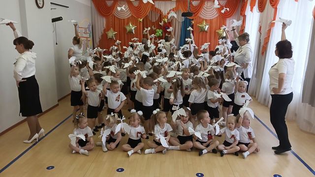 Елена Фищукова Общий танец с голубями на первомай.mp4 смотреть онлайн