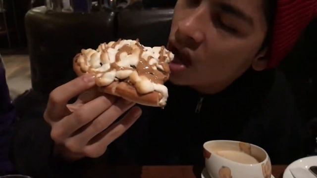 Trying Iconic Max Brenner Chocolate Pizza NYC | VLOG смотреть онлайн