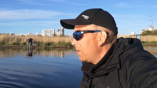 Бобылка на лодке в обход поплавков, идем галсами смотреть онлайн