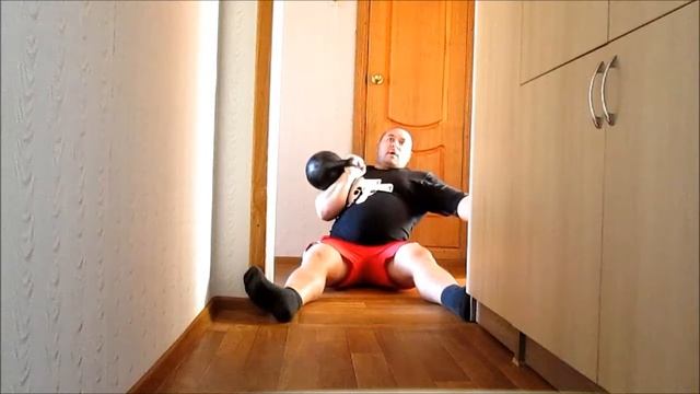 Жим гири 32 кг на 26 раз сидя на полу - Ламонов Владимир. Жим гири 32 кг на 26 раз смотреть онлайн