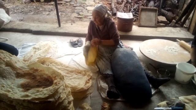 Լավաշ , Лаваш , Lavash.  КАК ПЕКУТ ЛАВАШ В ТАНДЫРЕ В АРМЕНИИ