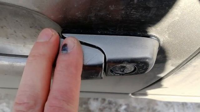 Как подтянуть ослабшую ручку двери на Гранте