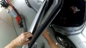 Как разобрать заднюю дверь автомобиля Hyundai Tucson.