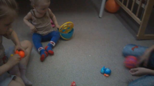 Ваня испугался танцующего мячика . смотреть онлайн