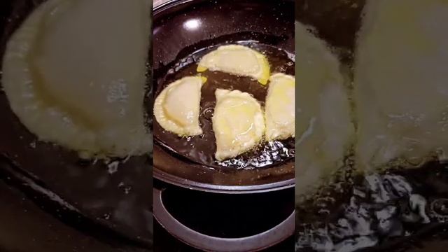 ПРАВИЛА ЖАРКИ ЗАМОРОЖЕННЫХ ЧЕБУРЕКОВ С МЯСОМ И С СЫРОМ И ЗЕЛЕНЬЮ. смотреть онлайн