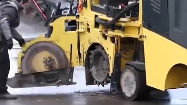 Замена фрезерного барабана на дорожной фрезе Bomag BM 600/15 смотреть онлайн