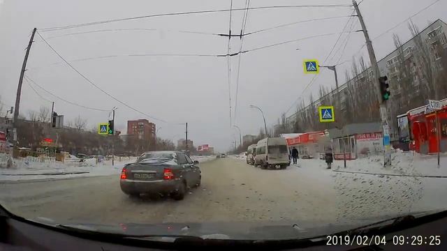 Пешеход, который рискует не только своей жизнью, но и чужой. Ему, видно, нечего терять смотреть онлайн
