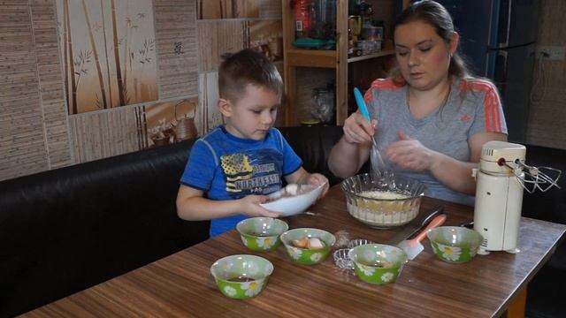 Торт-пиньята Герои в масках с сюрпризом внутри Делаем сами торт с драже m&m's Homemade Kids cake смотреть онлайн