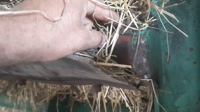 забивает сеном прессподборщик ПРФ 145.mp4 смотреть онлайн