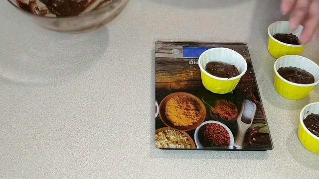 ШОКОЛАДные капкейки без миксера.ОЧЕНЬ ПРОСТОЙ РЕЦЕПТ-нужна только ЛОЖКА.Капкейки "СНИКЕРС". смотреть онлайн