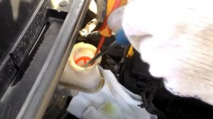 Hundai solaris как снять сеточку бачка тормозной жидкости