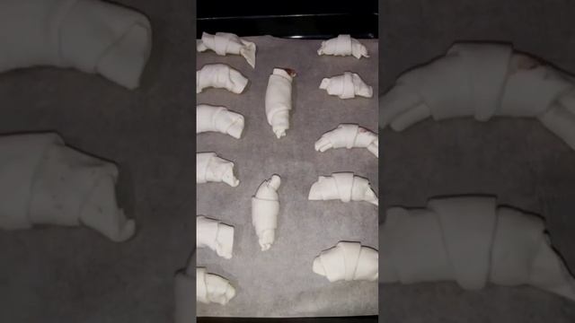 Быстрый и простой рецепт круассанов с шоколадом и нутеллой из готового слоеного теста,КРУАССАНЫ смотреть онлайн