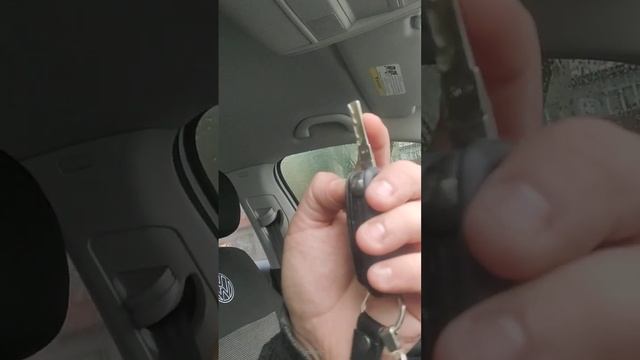 Как завезти автомобиль Volkswagen Jetta MK 6, USA, если села батарейка в ключе брелоке,лайфхак! смотреть онлайн