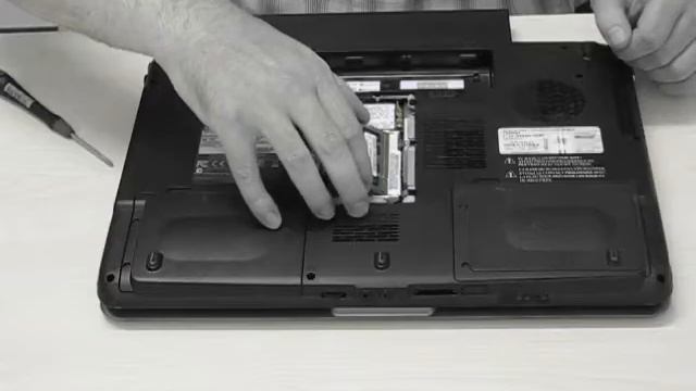 Toshiba серии A300: Замена памяти смотреть онлайн