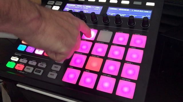 Native Instruments Maschine Sampling using a Vinyl Record to make a track. смотреть онлайн