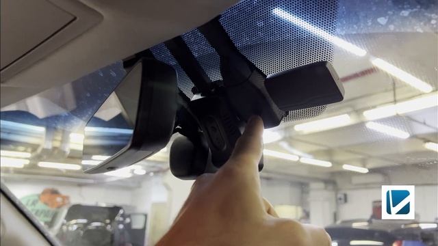 Видеорегистратор без видимых проводов и креплений в Toyota Land Cruiser 200 смотреть онлайн