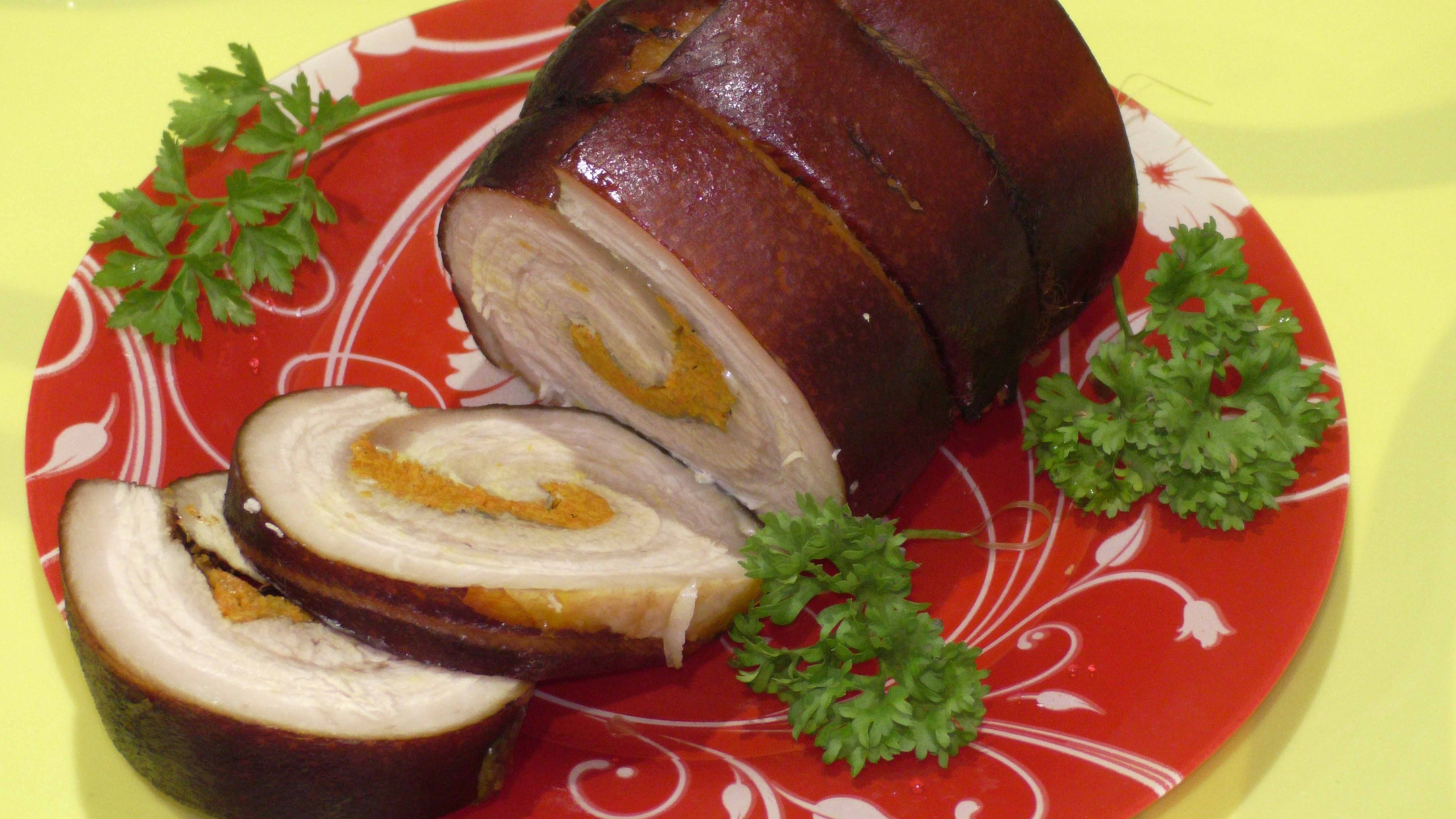 Грудинка в луковой шелухе с начинкой из КОРЕЙСКОЙ МОРКОВИ. Нереально вкусно. смотреть онлайн