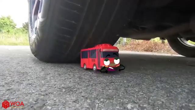 Эксперимент : авто против страшных игрушек Хэллоуин дробление хрустящих и мягких вещей на машине