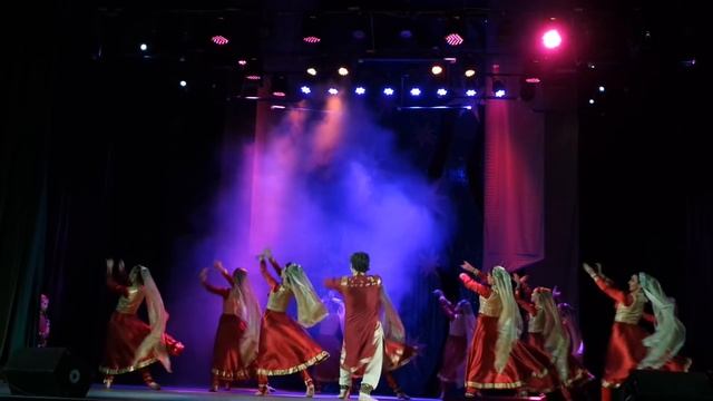 Сергей Журавлев и Народный ансамбль индийского танца "Ситара" - Стилизация катхак смотреть онлайн