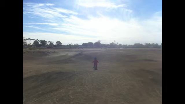 Elliot's First Freestyle Dirt Ride - No Training Wheels смотреть онлайн