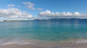 Прогулка на яхте Shamanna Swan 115. Аэросъемка с дрона отеля Cap Juluca West End Village.