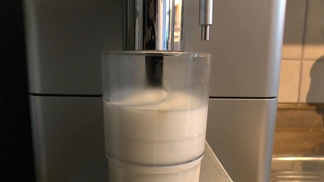 Jura ENA Micro 9 One Touch macht Latte Macchiato смотреть онлайн