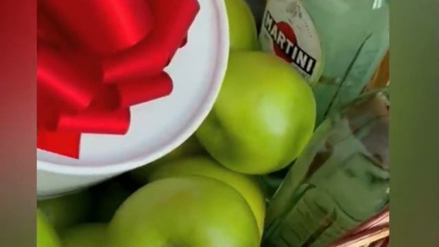 Корзина с яблоками и конфетами R324 смотреть онлайн