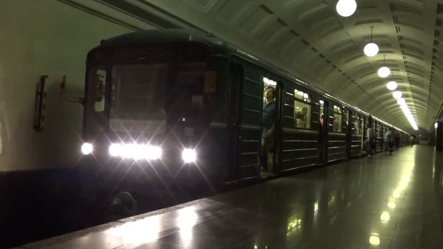 Московский Метрополитен 81-717/714 серии 2538 и 2504 на станции Красные Ворота