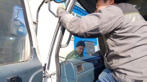 КАК ЗА 10 МИНУТ МЕНЯЮТ ЛОБОВОЕ СТЕКЛО НА ГРУЗОВИКЕ. Я КАК БУДТО НА ПИТ СТОП ЗАЕХАЛ??