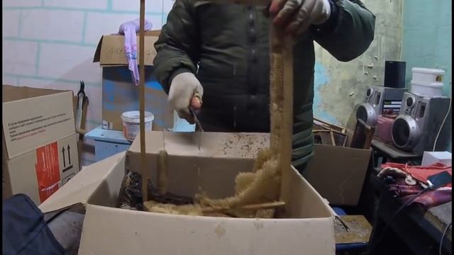 Супер крутая электроВОСКОТОПКА из ... Beekeeping For Beginners