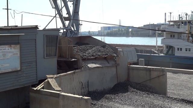 Volvo L120E loading gravel to underground storage смотреть онлайн