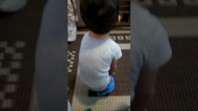 Bebê esperto (TIRANDO A ROUPA) смотреть онлайн