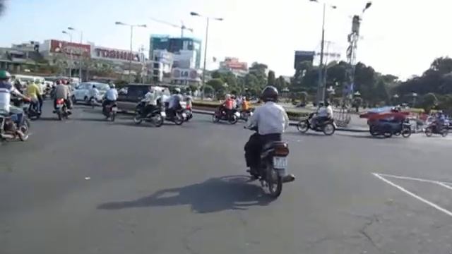 Ben Thanh Traffic Circle from a motorbike смотреть онлайн