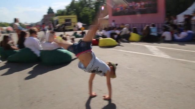 Принцесса Алёна делает колесо на пл Минина смотреть онлайн